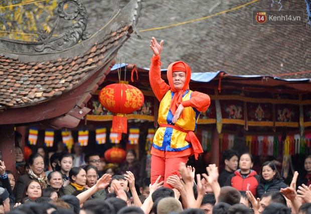 Hàng nghìn người hò reo cổ vũ màn rước pháo và tung hô quan đám tại lễ hội Đồng Kỵ - Ảnh 15. Hàng nghìn người hò reo cổ vũ màn rước pháo và tung hô quan đám tại lễ hội Đồng Kỵ - Ảnh 15.