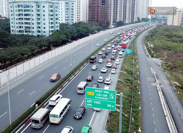 Người dân ùn ùn đổ về Thủ đô ngày mồng 4 tết trong cái lạnh 14 độ, cửa ngõ phía nam Hà Nội ùn tắc kéo dài - Ảnh 6. Người dân ùn ùn đổ về Thủ đô ngày mồng 4 tết trong cái lạnh 14 độ, cửa ngõ phía nam Hà Nội ùn tắc kéo dài - Ảnh 6.