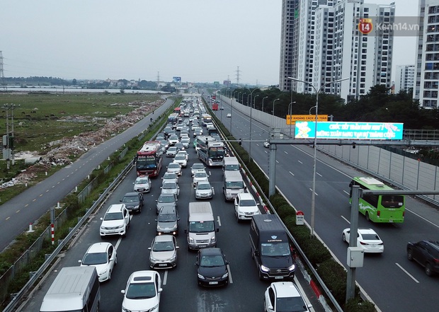 Người dân ùn ùn đổ về Thủ đô ngày mồng 4 tết trong cái lạnh 14 độ, cửa ngõ phía nam Hà Nội ùn tắc kéo dài - Ảnh 4. Người dân ùn ùn đổ về Thủ đô ngày mồng 4 tết trong cái lạnh 14 độ, cửa ngõ phía nam Hà Nội ùn tắc kéo dài - Ảnh 4.