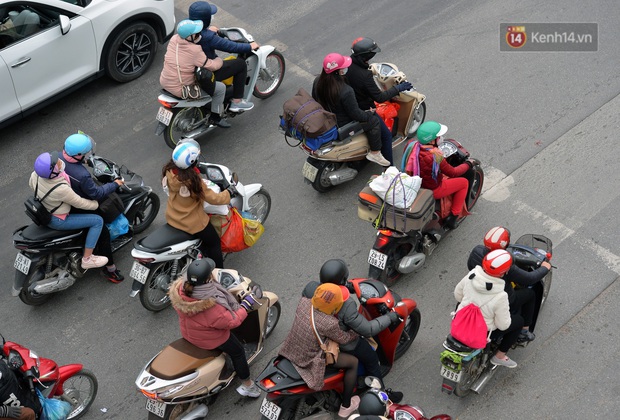 Người dân ùn ùn đổ về Thủ đô ngày mồng 4 tết trong cái lạnh 14 độ, cửa ngõ phía nam Hà Nội ùn tắc kéo dài - Ảnh 13. Người dân ùn ùn đổ về Thủ đô ngày mồng 4 tết trong cái lạnh 14 độ, cửa ngõ phía nam Hà Nội ùn tắc kéo dài - Ảnh 13.