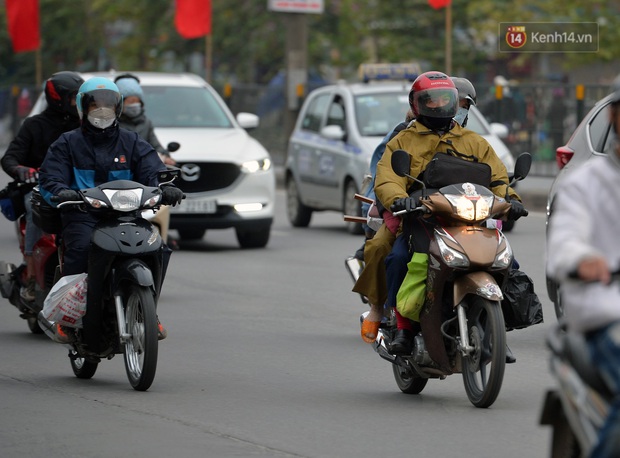 Người dân ùn ùn đổ về Thủ đô ngày mồng 4 tết trong cái lạnh 14 độ, cửa ngõ phía nam Hà Nội ùn tắc kéo dài - Ảnh 12. Người dân ùn ùn đổ về Thủ đô ngày mồng 4 tết trong cái lạnh 14 độ, cửa ngõ phía nam Hà Nội ùn tắc kéo dài - Ảnh 12.