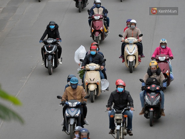 Người dân ùn ùn đổ về Thủ đô ngày mồng 4 tết trong cái lạnh 14 độ, cửa ngõ phía nam Hà Nội ùn tắc kéo dài - Ảnh 14. Người dân ùn ùn đổ về Thủ đô ngày mồng 4 tết trong cái lạnh 14 độ, cửa ngõ phía nam Hà Nội ùn tắc kéo dài - Ảnh 14.