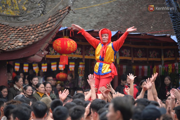 Hàng nghìn người hò reo cổ vũ màn rước pháo và tung hô quan đám tại lễ hội Đồng Kỵ - Ảnh 19. Hàng nghìn người hò reo cổ vũ màn rước pháo và tung hô quan đám tại lễ hội Đồng Kỵ - Ảnh 19.