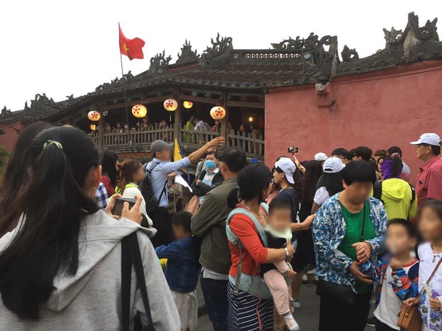 Choáng với loạt ảnh “biển người” đông nghịt ở Hội An trong ngày Tết, cư dân mạng ra tay “làm thám thử” thì càng gây hoang mang hơn - Ảnh 2. Choáng với loạt ảnh “biển người” đông nghịt ở Hội An trong ngày Tết, cư dân mạng ra tay “làm thám thử” thì càng gây hoang mang hơn - Ảnh 2.