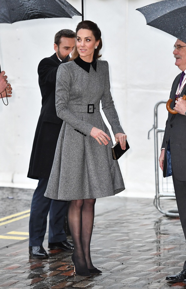 Vẫn chiếc váy ấy nhưng Kate Middleton chỉ thay đổi vài chi tiết, vẻ ngoài đã vươn lên tầm cao mới: Trẻ trung và siêu cấp thời thượng  - Ảnh 4.