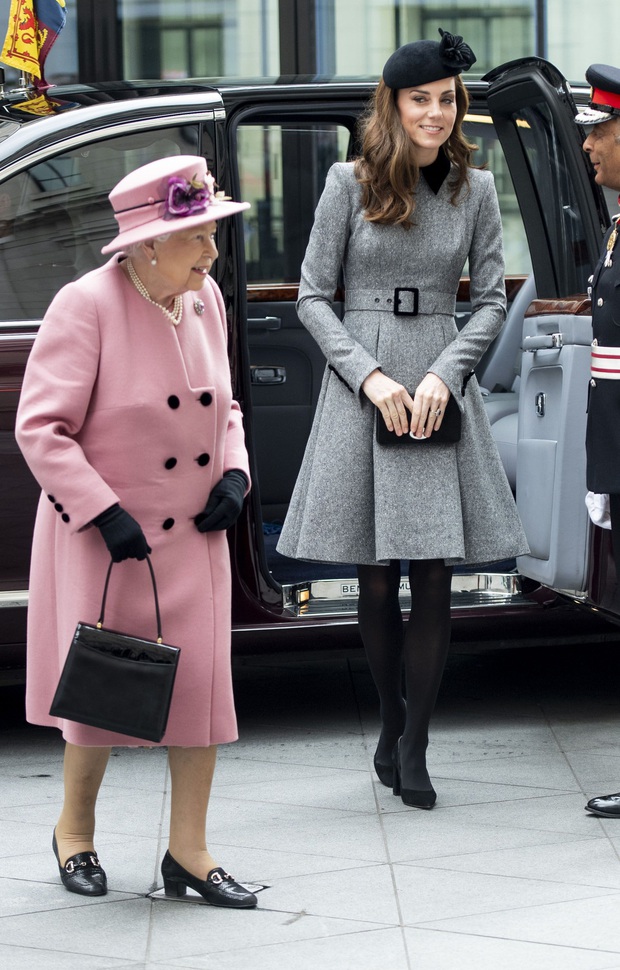 Vẫn chiếc váy ấy nhưng Kate Middleton chỉ thay đổi vài chi tiết, vẻ ngoài đã vươn lên tầm cao mới: Trẻ trung và siêu cấp thời thượng - Ảnh 5.