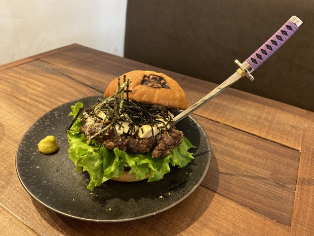 Một nhà hàng ở Nhật cho khách trải nghiệm ăn burger bằng… kiếm samurai, nguyên liệu bên trong lớp bánh cũng là thứ gây bất ngờ - Ảnh 7.