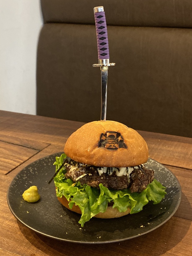 Một nhà hàng ở Nhật cho khách trải nghiệm ăn burger bằng… kiếm samurai, nguyên liệu bên trong lớp bánh cũng là thứ gây bất ngờ - Ảnh 2.