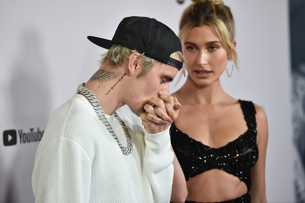 Lần đầu tiên đi thảm đỏ cùng nhau, Justin Bieber vô tư đụng chạm vòng 3 Hailey và phản ứng từ phía netizen - Ảnh 1.