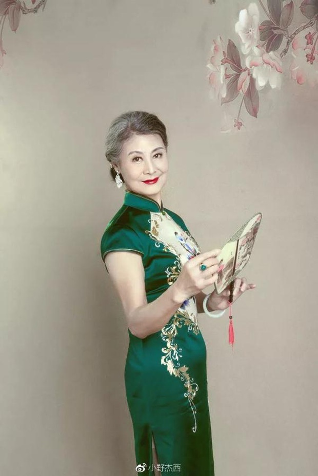 Cụ bà U80 chất chơi: Phóng mô tô cực ngầu khiến các nam thanh niên trẻ lóa mắt, gu thời trang cực đỉnh mà hàng loạt hotgirl cũng không đuổi kịp - Ảnh 1.