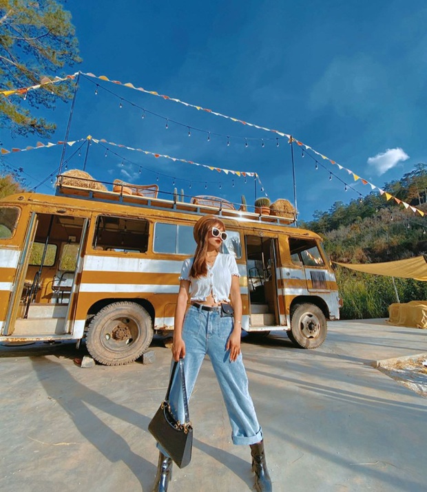 Street style Tết của hội hot girl sành mặc Instagram: Dù diện áo dài hay váy áo kiểu cách cũng đều sang chảnh, xinh tươi hết nút - Ảnh 5. Street style Tết của hội hot girl sành mặc Instagram: Dù diện áo dài hay váy áo kiểu cách cũng đều sang chảnh, xinh tươi hết nút - Ảnh 5.