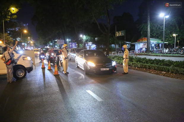 Người đi xe đạp bối rối vì bị kiểm tra nồng độ cồn, người đi xe máy uống 2 lon bia bị phạt 4,5 triệu: Xe tôi mua 5 triệu, chắc bỏ luôn - Ảnh 9. Người đi xe đạp bối rối vì bị kiểm tra nồng độ cồn, người đi xe máy uống 2 lon bia bị phạt 4,5 triệu: Xe tôi mua 5 triệu, chắc bỏ luôn - Ảnh 9.