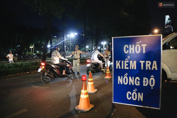 Người đi xe đạp bối rối vì bị kiểm tra nồng độ cồn, người đi xe máy uống 2 lon bia bị phạt 4,5 triệu: Xe tôi mua 5 triệu, chắc bỏ luôn - Ảnh 1. Người đi xe đạp bối rối vì bị kiểm tra nồng độ cồn, người đi xe máy uống 2 lon bia bị phạt 4,5 triệu: Xe tôi mua 5 triệu, chắc bỏ luôn - Ảnh 1.