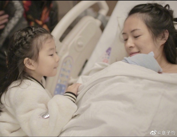 Tin vui đầu năm của Cbiz: Chương Tử Di hạ sinh quý tử thứ 2 ở tuổi 40, Uông Phong tiết lộ sức khoẻ của 2 mẹ con - Ảnh 2.