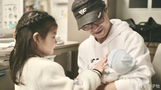 Tin vui đầu năm của Cbiz: Chương Tử Di hạ sinh quý tử thứ 2 ở tuổi 40, Uông Phong tiết lộ sức khoẻ của 2 mẹ con - Ảnh 3.