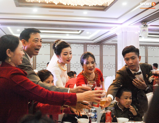 Văn Đức tiết lộ lý do vợ thay 3 chiếc váy cưới trong ngày trọng đại - Ảnh 4. Văn Đức tiết lộ lý do vợ thay 3 chiếc váy cưới trong ngày trọng đại - Ảnh 4.
