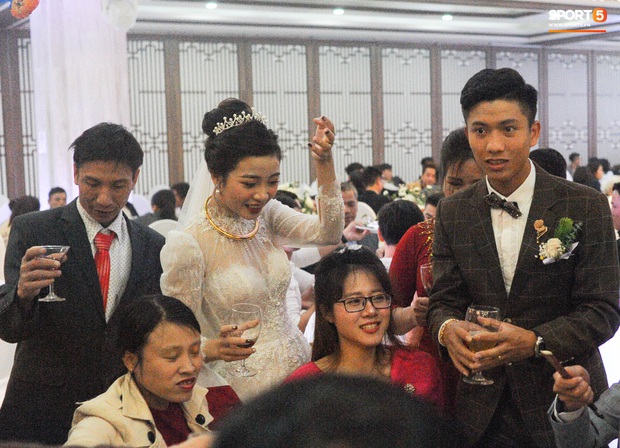 Văn Đức tiết lộ lý do vợ thay 3 chiếc váy cưới trong ngày trọng đại - Ảnh 5. Văn Đức tiết lộ lý do vợ thay 3 chiếc váy cưới trong ngày trọng đại - Ảnh 5.