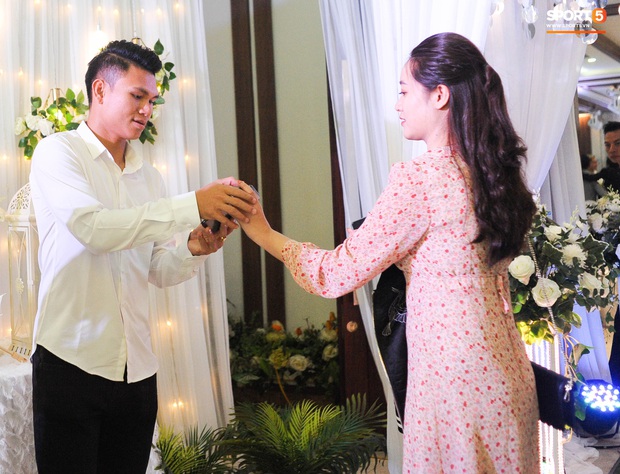 Xuân Mạnh cùng bạn gái tình cảm tại tiệc cưới Văn Đức - Nhật Linh, lấp lửng chuyện kết hôn - Ảnh 3. Xuân Mạnh cùng bạn gái tình cảm tại tiệc cưới Văn Đức - Nhật Linh, lấp lửng chuyện kết hôn - Ảnh 3.