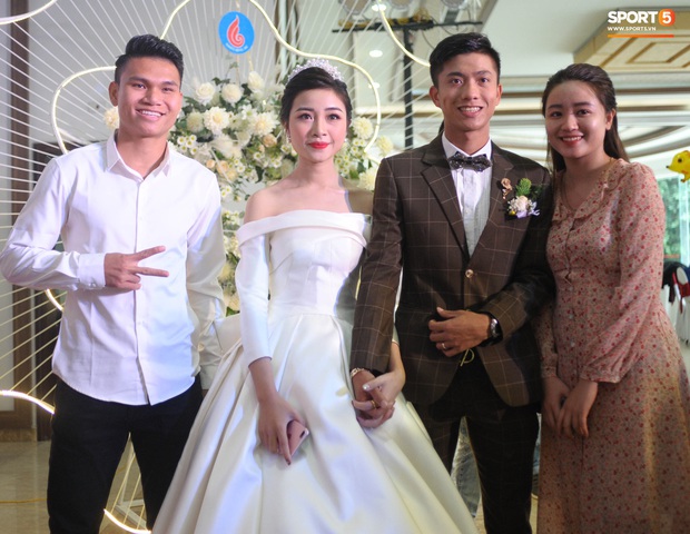 Xuân Mạnh cùng bạn gái tình cảm tại tiệc cưới Văn Đức - Nhật Linh, lấp lửng chuyện kết hôn - Ảnh 1. Xuân Mạnh cùng bạn gái tình cảm tại tiệc cưới Văn Đức - Nhật Linh, lấp lửng chuyện kết hôn - Ảnh 1.