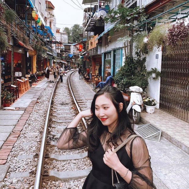 Phố đường tàu Hà Nội bất ngờ hoạt động trở lại trong những ngày đầu xuân năm mới - Ảnh 4.