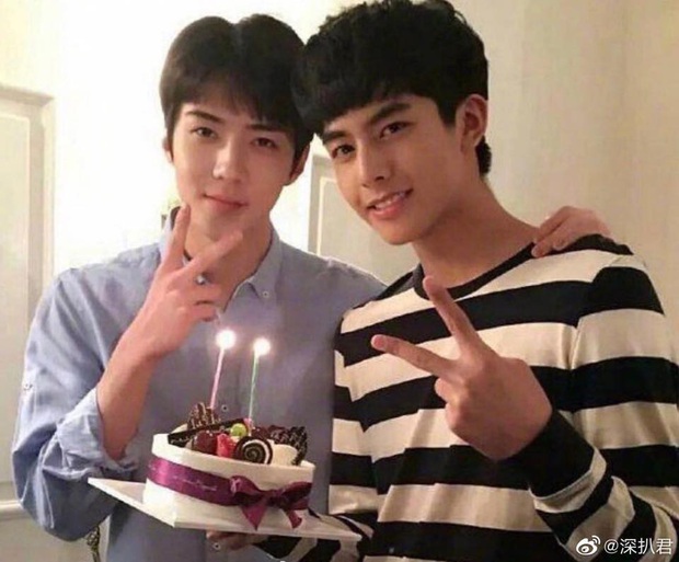 Bức ảnh hot nhất Weibo: Sehun và Tống Uy Long chung khung hình, nhan sắc hack tuổi của mỹ nam EXO gây chú ý - Ảnh 1.