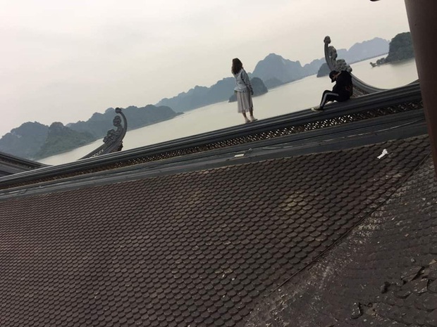 Clip cặp đôi thản nhiên trèo lên hẳn... mái chùa Tam Chúc để chụp ảnh khiến nhiều người ngán ngẩm - Ảnh 2. Clip cặp đôi thản nhiên trèo lên hẳn... mái chùa Tam Chúc để chụp ảnh khiến nhiều người ngán ngẩm - Ảnh 2.
