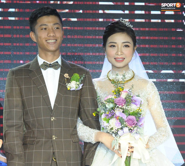 Văn Đức tiết lộ lý do vợ thay 3 chiếc váy cưới trong ngày trọng đại - Ảnh 2. Văn Đức tiết lộ lý do vợ thay 3 chiếc váy cưới trong ngày trọng đại - Ảnh 2.