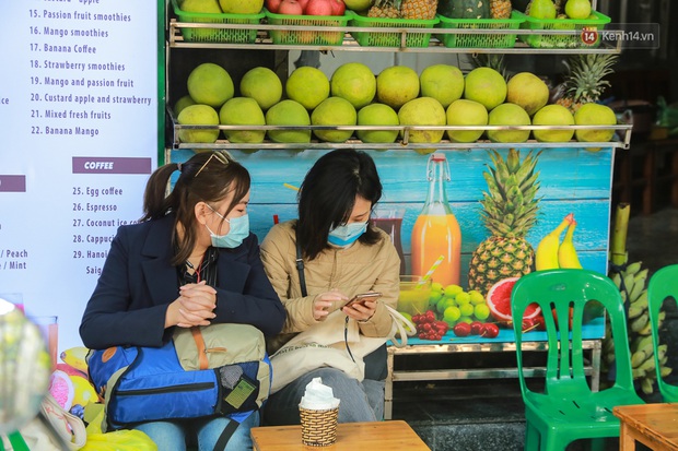 Hiệu thuốc ở Hà Nội cháy hàng khẩu trang y tế, người dân đi uống cafe cũng bịt mặt kín mít vì lo sợ virus Corona - Ảnh 6. Hiệu thuốc ở Hà Nội cháy hàng khẩu trang y tế, người dân đi uống cafe cũng bịt mặt kín mít vì lo sợ virus Corona - Ảnh 6.