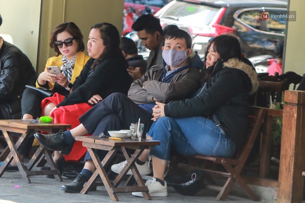 Hiệu thuốc ở Hà Nội cháy hàng khẩu trang y tế, người dân đi uống cafe cũng bịt mặt kín mít vì lo sợ virus Corona - Ảnh 5. Hiệu thuốc ở Hà Nội cháy hàng khẩu trang y tế, người dân đi uống cafe cũng bịt mặt kín mít vì lo sợ virus Corona - Ảnh 5.