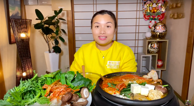 Chưa cần xem nội dung, một thay đổi nhỏ trong vlog mới của Quỳnh Trần JP đã khiến dân tình bừng tỉnh: Chính thức hết Tết! - Ảnh 3. Chưa cần xem nội dung, một thay đổi nhỏ trong vlog mới của Quỳnh Trần JP đã khiến dân tình bừng tỉnh: Chính thức hết Tết! - Ảnh 3.