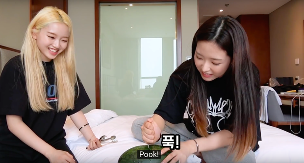 Cái khó ló cái khôn: LOONA bổ dưa hấu bằng… thìa trong khách sạn ở Việt Nam, fan lo nhất cho cái ga trải giường - Ảnh 5. Cái khó ló cái khôn: LOONA bổ dưa hấu bằng… thìa trong khách sạn ở Việt Nam, fan lo nhất cho cái ga trải giường - Ảnh 5.