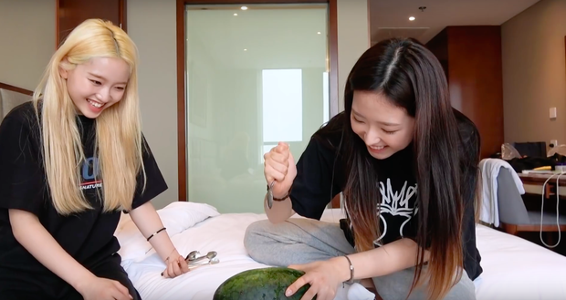 Cái khó ló cái khôn: LOONA bổ dưa hấu bằng… thìa trong khách sạn ở Việt Nam, fan lo nhất cho cái ga trải giường - Ảnh 6. Cái khó ló cái khôn: LOONA bổ dưa hấu bằng… thìa trong khách sạn ở Việt Nam, fan lo nhất cho cái ga trải giường - Ảnh 6.