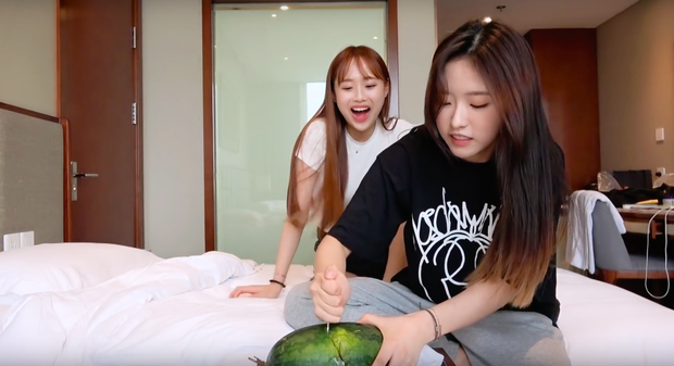 Cái khó ló cái khôn: LOONA bổ dưa hấu bằng… thìa trong khách sạn ở Việt Nam, fan lo nhất cho cái ga trải giường - Ảnh 7. Cái khó ló cái khôn: LOONA bổ dưa hấu bằng… thìa trong khách sạn ở Việt Nam, fan lo nhất cho cái ga trải giường - Ảnh 7.