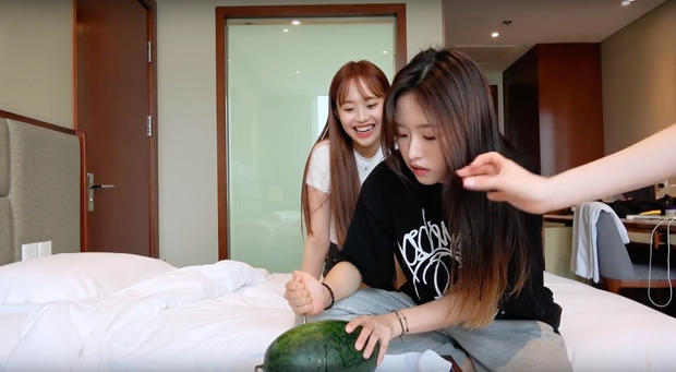 Cái khó ló cái khôn: LOONA bổ dưa hấu bằng… thìa trong khách sạn ở Việt Nam, fan lo nhất cho cái ga trải giường - Ảnh 8. Cái khó ló cái khôn: LOONA bổ dưa hấu bằng… thìa trong khách sạn ở Việt Nam, fan lo nhất cho cái ga trải giường - Ảnh 8.