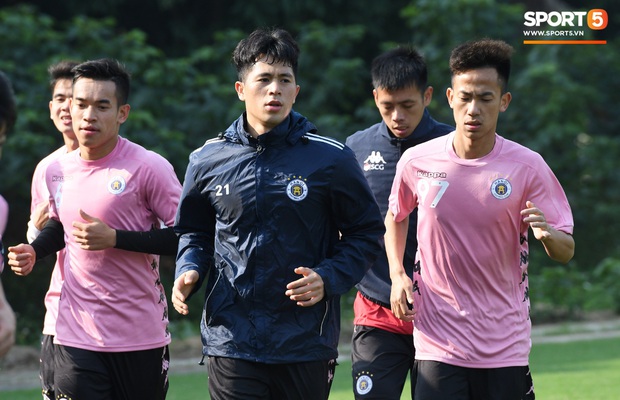 Lỡ chân đá trúng đầu đàn anh, Đình Trọng bị trừng phạt: Xin lỗi, thề thốt nhưng rồi vẫn bị đòn đau - Ảnh 2. Lỡ chân đá trúng đầu đàn anh, Đình Trọng bị trừng phạt: Xin lỗi, thề thốt nhưng rồi vẫn bị đòn đau - Ảnh 2.
