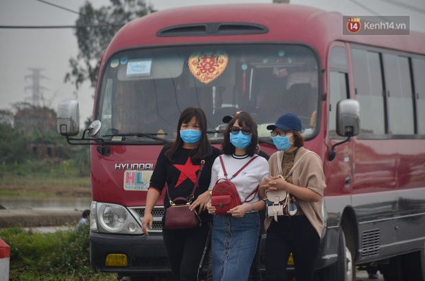 Chùm ảnh: Hàng nghìn du khách chen chúc đến dự Lễ hội chợ Viềng, nhiều người đeo khẩu trang vì sợ virus Corona - Ảnh 7.