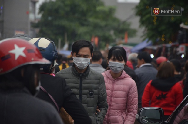 Chùm ảnh: Hàng nghìn du khách chen chúc đến dự Lễ hội chợ Viềng, nhiều người đeo khẩu trang vì sợ virus Corona - Ảnh 3.
