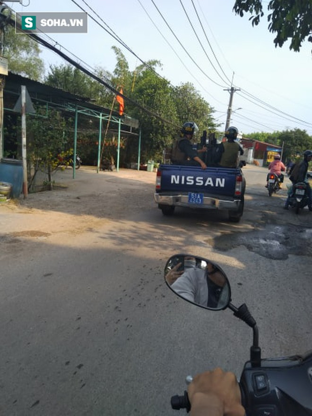 Quân đội vây ráp truy bắt hung thủ vụ nổ súng khiến 5 người chết, người dân ùn ùn kéo đến trải bạt để... nằm xem - Ảnh 8. Quân đội vây ráp truy bắt hung thủ vụ nổ súng khiến 5 người chết, người dân ùn ùn kéo đến trải bạt để... nằm xem - Ảnh 8.