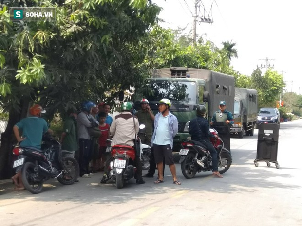 Quân đội vây ráp truy bắt hung thủ vụ nổ súng khiến 5 người chết, người dân ùn ùn kéo đến trải bạt để... nằm xem - Ảnh 7. Quân đội vây ráp truy bắt hung thủ vụ nổ súng khiến 5 người chết, người dân ùn ùn kéo đến trải bạt để... nằm xem - Ảnh 7.