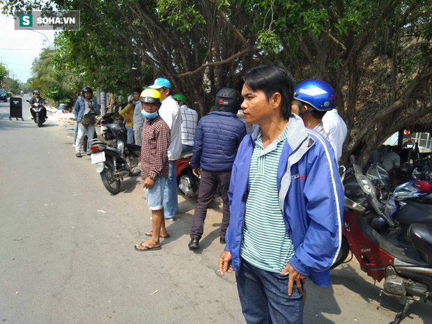 Quân đội vây ráp truy bắt hung thủ vụ nổ súng khiến 5 người chết, người dân ùn ùn kéo đến trải bạt để... nằm xem - Ảnh 6. Quân đội vây ráp truy bắt hung thủ vụ nổ súng khiến 5 người chết, người dân ùn ùn kéo đến trải bạt để... nằm xem - Ảnh 6.