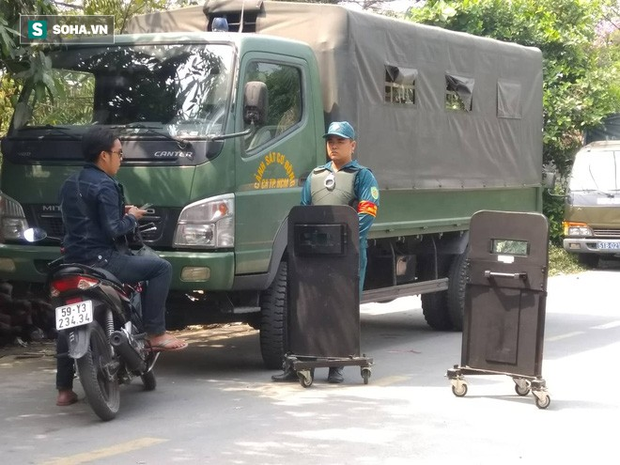 Quân đội vây ráp truy bắt hung thủ vụ nổ súng khiến 5 người chết, người dân ùn ùn kéo đến trải bạt để... nằm xem - Ảnh 5. Quân đội vây ráp truy bắt hung thủ vụ nổ súng khiến 5 người chết, người dân ùn ùn kéo đến trải bạt để... nằm xem - Ảnh 5.