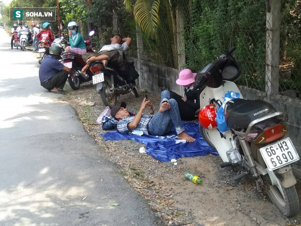 Quân đội vây ráp truy bắt hung thủ vụ nổ súng khiến 5 người chết, người dân ùn ùn kéo đến trải bạt để... nằm xem - Ảnh 3. Quân đội vây ráp truy bắt hung thủ vụ nổ súng khiến 5 người chết, người dân ùn ùn kéo đến trải bạt để... nằm xem - Ảnh 3.