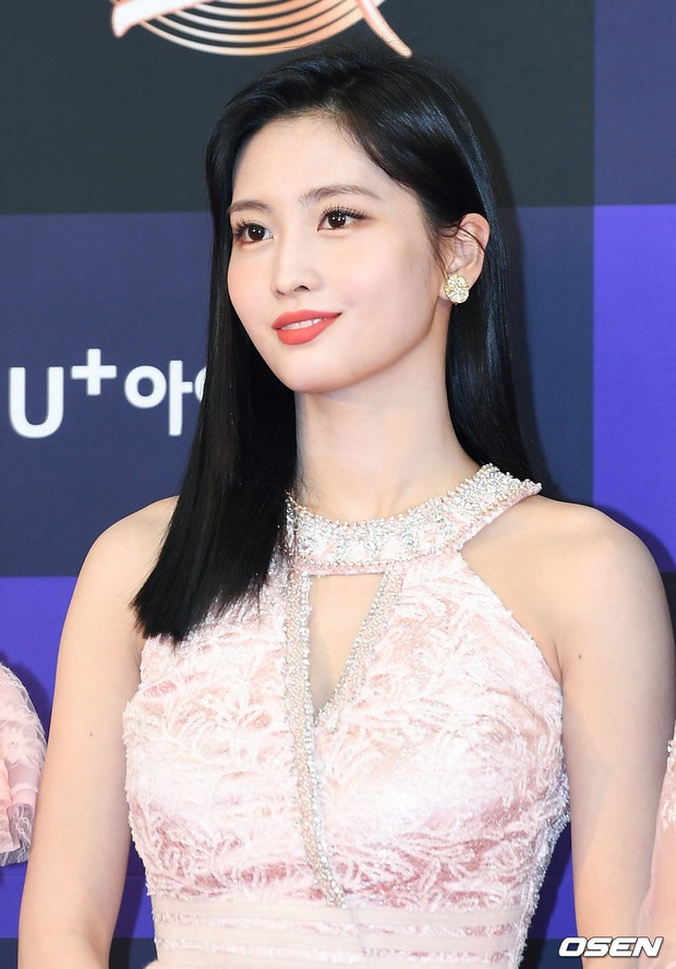 Mỹ nhân TWICE thành điểm sáng nhất Grammy Hàn: Hết bị để ý vì hẹn hò Heechul lại đến trượt ngã liên tục giữa sân khấu - Ảnh 2.