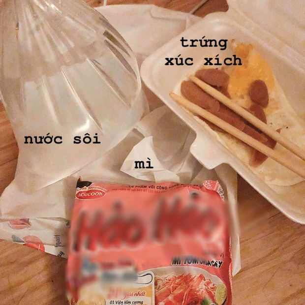 Hí hửng đặt mì tôm trứng xúc xích qua mạng, cô nàng ngơ ngác khi nhận được combo: Gói mì tôm - túi nước sôi - trứng và xúc xích! - Ảnh 3. Hí hửng đặt mì tôm trứng xúc xích qua mạng, cô nàng ngơ ngác khi nhận được combo: Gói mì tôm - túi nước sôi - trứng và xúc xích! - Ảnh 3.