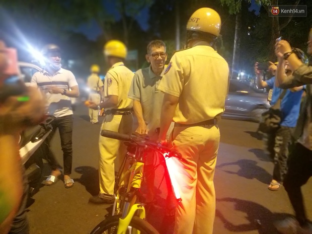 Người đi xe đạp bối rối vì bị kiểm tra nồng độ cồn, người đi xe máy uống 2 lon bia bị phạt 4,5 triệu: Xe tôi mua 5 triệu, chắc bỏ luôn - Ảnh 3. Người đi xe đạp bối rối vì bị kiểm tra nồng độ cồn, người đi xe máy uống 2 lon bia bị phạt 4,5 triệu: Xe tôi mua 5 triệu, chắc bỏ luôn - Ảnh 3.