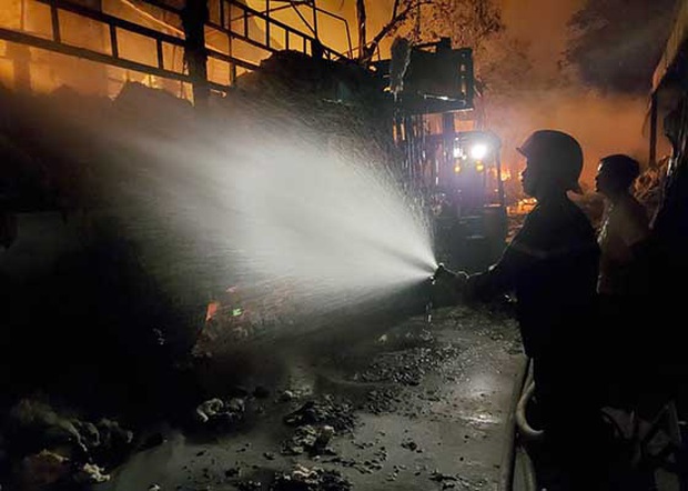 Trăm chiến sĩ chữa cháy xưởng bông Công ty Hoàng Thân ở huyện Củ Chi xuyên đêm - Ảnh 2.