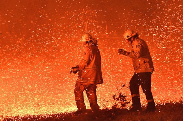 Đại thảm họa cháy rừng Úc nhìn từ không gian: Cả nước như quả cầu lửa, những mảng xanh trù phú bị thay bằng màu khói trắng tang thương - Ảnh 13.