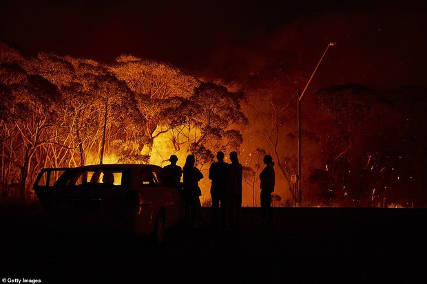 Đại thảm họa cháy rừng Úc nhìn từ không gian: Cả nước như quả cầu lửa, những mảng xanh trù phú bị thay bằng màu khói trắng tang thương - Ảnh 14.