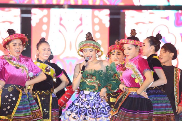 Giữa một rừng người đẹp, BB Trần và Hải Triều vẫn lộng lẫy nhất: Đúng là khi cosplay thì không ai qua được chị em Sò Lụa! - Ảnh 12. Giữa một rừng người đẹp, BB Trần và Hải Triều vẫn lộng lẫy nhất: Đúng là khi cosplay thì không ai qua được chị em Sò Lụa! - Ảnh 12.
