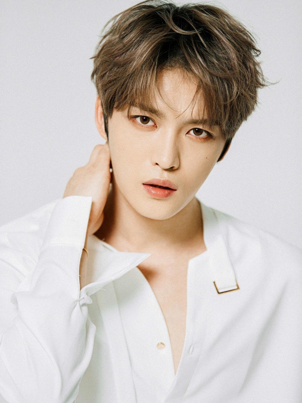 Lâu lắm mới lộ diện, vị thần phương Đông Jaejoong (JYJ) khiến dân tình tá hoả vì nhập viện với cánh tay bó bột - Ảnh 2.